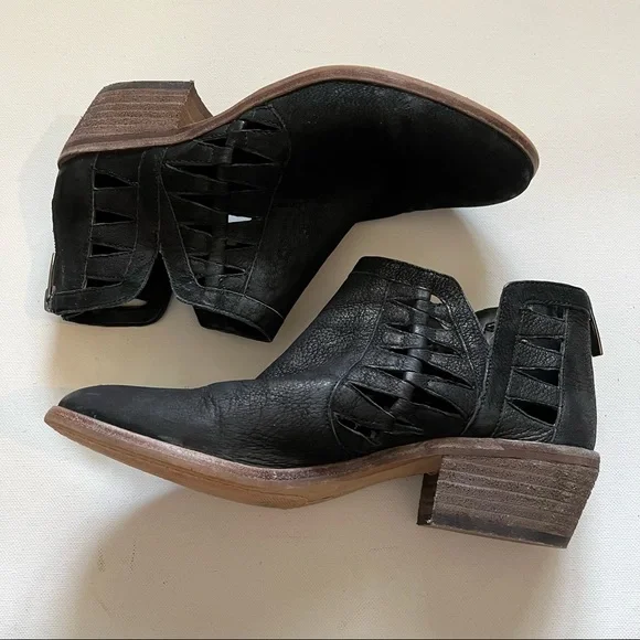 Vince Camuto Peera Black Leather Cut Out Ankle Bootie size 6.5 - Picture 7 of 13